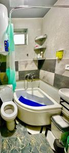 La salle de bains est pourvue d'une baignoire, de toilettes et d'un lavabo. dans l'établissement Guest house by Sayohati Diyor, à Douchanbé