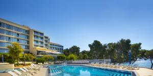 Bazén v ubytování Aminess Vival Grand Azur Hotel nebo v jeho okolí
