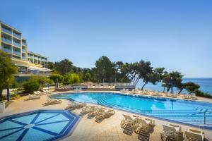 Bazén v ubytování Aminess Vival Grand Azur Hotel nebo v jeho okolí