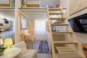 Habitación con cama elevada en una casa pequeña en Yourbanflat Torre Degli Anziani en Padua