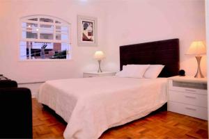 Ένα ή περισσότερα κρεβάτια σε δωμάτιο στο Residência Charme & Conforto, próxima do metro Vila Madalena