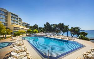 Bazén v ubytování Aminess Vival Grand Azur Hotel nebo v jeho okolí
