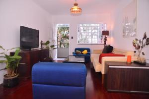 Μια τηλεόραση ή/και κέντρο ψυχαγωγίας στο Residência Charme & Conforto, próxima do metro Vila Madalena