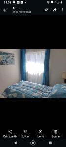Una foto de un dormitorio con cama y ventana en Hostal Renca, Casa Hotel, en Santiago