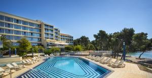 Bazén v ubytování Aminess Vival Grand Azur Hotel nebo v jeho okolí