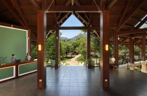 Blick von der Innenseite eines Gebäudes mit Holzdecken in der Unterkunft Occidental Paradise Dambulla in Sigiriya