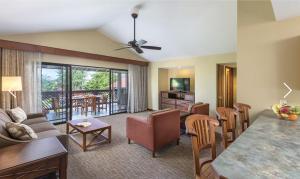 Club Wyndham Kona Hawaiian Resort في كيلوا كونا: غرفة معيشة مع أريكة وطاولة