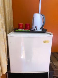 einem Toaster auf einem weißen Kühlschrank in der Unterkunft Pondok Sri Salang in Kampong Telok Salang