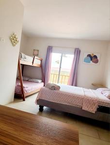 Un pat sau paturi într-o cameră la Villa Luna frente al mar