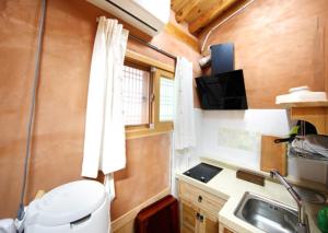 uma pequena casa de banho com WC e lavatório em Danyang Hanok 단양한옥가대리 em Danyang