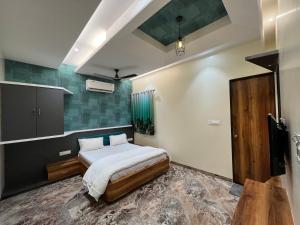 1 dormitorio con 1 cama en una habitación en Hotel Aryadeep en Phardāpur