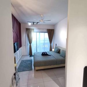 sala de estar con cama y ventilador de techo en Cozy Sky Trees, Aeon, Netflix & Pool Views en Johor Bahru