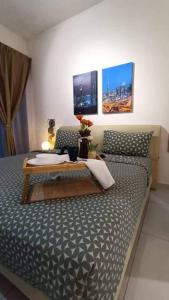 Un dormitorio con una cama con una mesa. en Cozy Sky Trees, Aeon, Netflix & Pool Views en Johor Bahru