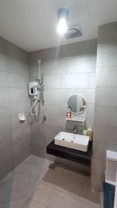 y baño con lavabo y ducha con espejo. en Cozy Sky Trees, Aeon, Netflix & Pool Views en Johor Bahru