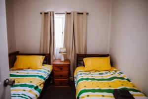 True Blue Five - The Residence في شيفيلد: غرفة نوم بسريرين ونافذة