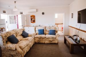 uma sala de estar com dois sofás e uma mesa em True Blue Five - The Residence em Sheffield