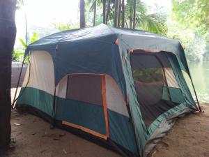 une tente installée au rez-de-chaussée, à côté d'une rivière dans l'établissement Comfortable Eco Stays in Kitulgala with sightseeing & Adventure activities - Back Kate Resort, à Kitulgala