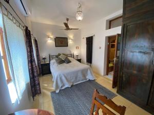 Postel nebo postele na pokoji v ubytování Hamari Haveli