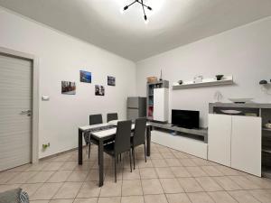 cocina y comedor con mesa y sillas en Raff-House Duomo Monreale, en Monreale