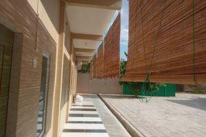 un corridoio di un edificio con tetto in legno di OYO 93100 Harapan Homestay Syariah a Parit