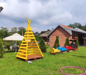 Taman di luar Palanačka Avlija 1