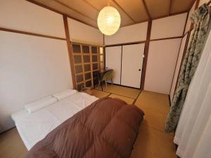 Postel nebo postele na pokoji v ubytování atami kawaneso onsen in shizuoka