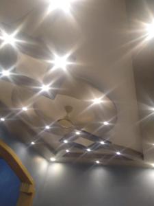 een rij lichten op een plafond in een kamer bij La Gabriell beach inn in Calangute