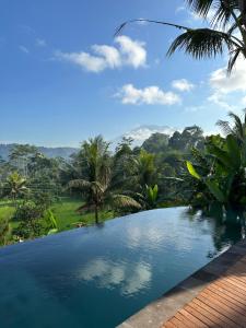 una piscina con vistas a la selva en Nana Suites Villa en Sidemen