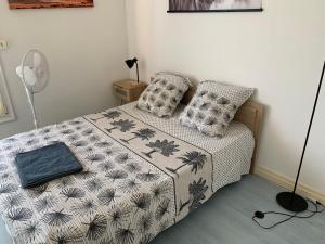 Ένα ή περισσότερα κρεβάτια σε δωμάτιο στο Appartement spacieux à 2km du circuit, proche tram, circuit à 8 en tram