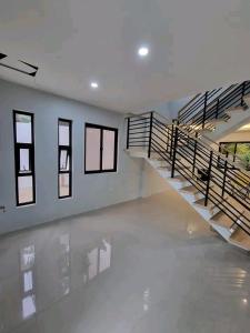 une pièce vide avec un escalier dans une maison dans l'établissement Unique apartment, à Nsukka