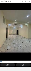 Cette grande chambre vide est dotée d'un grand carrelage. dans l'établissement Unique apartment, à Nsukka