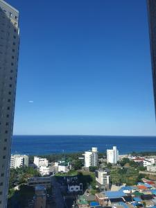 una vista de una ciudad con el océano en el fondo en The Mark Sokcho Residence Hotel #15F en Sokcho