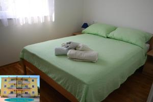 1 dormitorio con 1 cama con toallas en Yellow House Pula, en Pula