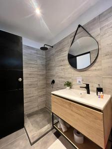 a bathroom with a sink and a mirror on the wall at Ocean Lovers Apartamentos in Taganga