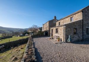 an old stone house with a gravel driveway at Nick Jone in Feetham