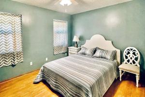 1 dormitorio con 1 cama y 1 silla en Cozy home near beach en Port Hueneme