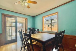 comedor con mesa de madera y sillas en Cozy home near beach en Port Hueneme