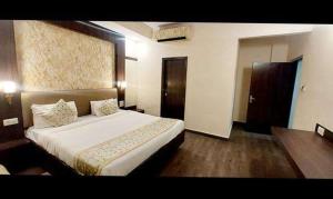 a bedroom with a large bed in a hotel room at FabHotel Prime Garden View in Jaipur
