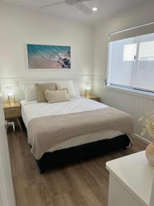 una camera con un grande letto e una finestra di BIG4 Tasman Holiday Parks - Racecourse Beach a Bawley Point