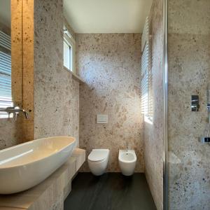 a bathroom with a tub and a toilet and a sink at Le stagioni della vita in Bovino