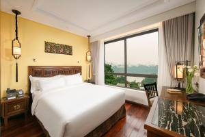 Postel nebo postele na pokoji v ubytování Lucien Hanoi Lakeside Hotel & Rooftop