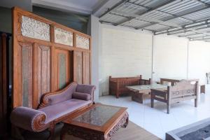 a living room with a couch and a table at RedDoorz Syariah near Pakuwon Mall Jogja in Kejayan