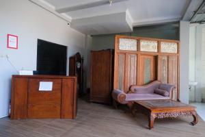 a living room with a couch and a table at RedDoorz Syariah at Griya Hanum Condoongcatur in Kejayan