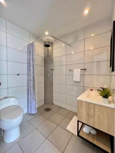 Ένα μπάνιο στο Ocean Lovers Hostel & Apartments
