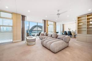 Кът за сядане в Sydney's Landmark Views from Luxury 2Bd Apt