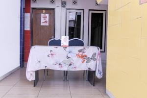 uma mesa com uma toalha de mesa em cima em OYO 3317 Maju Jaya Homestay Syariah em Bogor