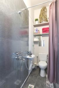 een badkamer met een douche, een toilet en een wastafel bij Best Located Melina Escape in Kalamata