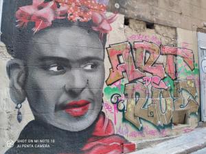 um mural de uma mulher numa parede com graffiti em Appartement quai de Joliette/ mucem/major em Marselha