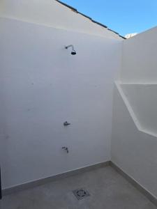 a room with white walls and a blue ceiling at Dúplex 8, en primera línea de playa in Sanlúcar de Barrameda