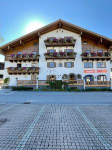 ein großes Gebäude mit Blumenkästen auf den Balkonen in der Unterkunft Pension Appartements Alpenblick in Maria Alm am Steinernen Meer